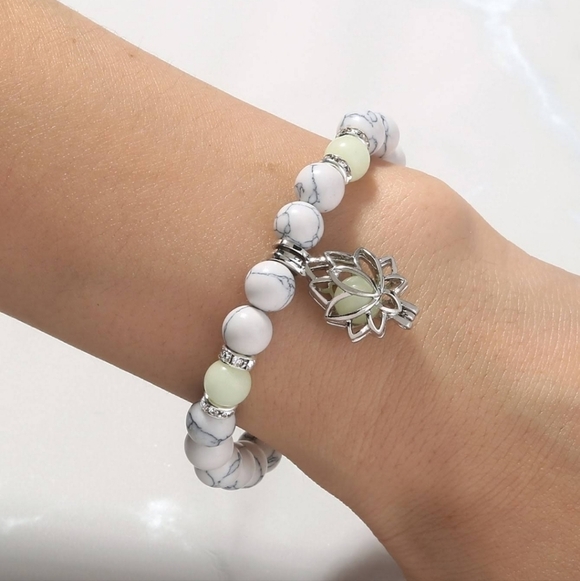 NWT natural stone luminous glow in the dark lotus flower strech charm bracelet - Picture 3 of 6